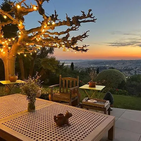 Avec Vue Et Piscine